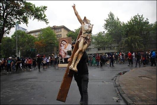 Crucifijo roto.